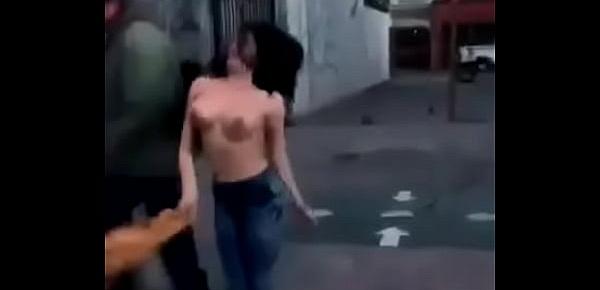 Chica se desnuda en la calle nuevo leon